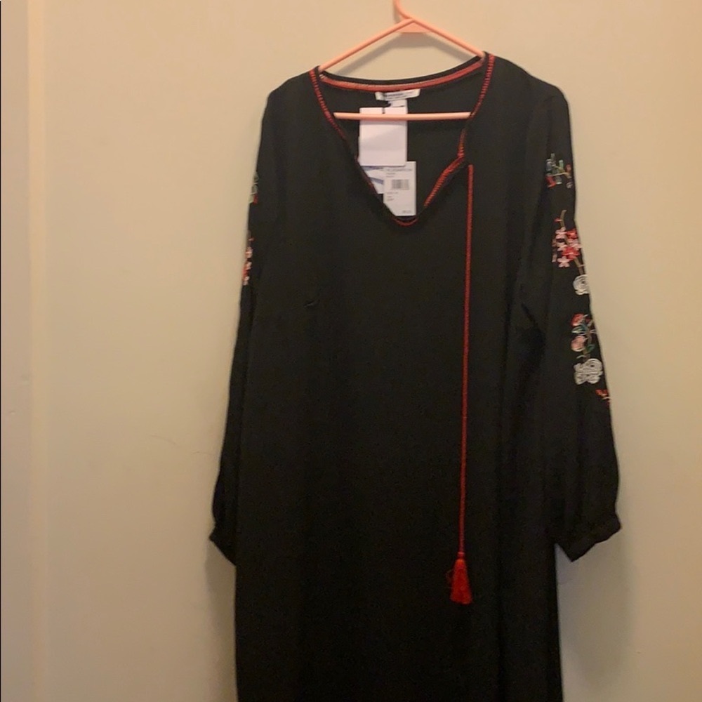 Black dress with embroidery sleeves